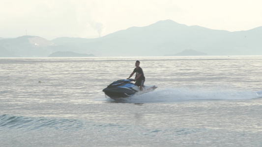 海面上的摩托艇视频