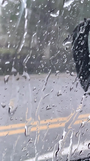 多角度拍摄车内车窗雨景暴雨水滴滑落素材台风天21秒视频