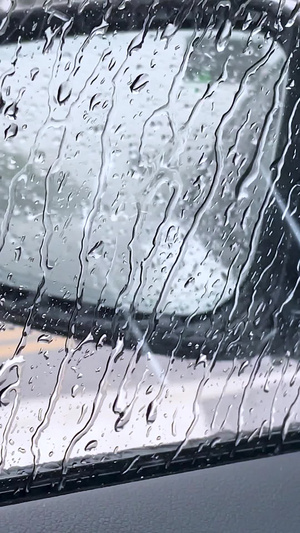 多角度拍摄车内车窗雨景暴雨水滴滑落素材台风天21秒视频