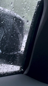 多角度拍摄车内车窗雨景暴雨水滴滑落素材台风天视频