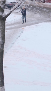 冬天雪地里行走的人一个人视频