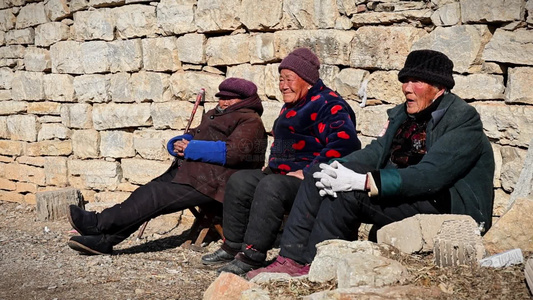 冬日传统村落里晒太阳的老人视频