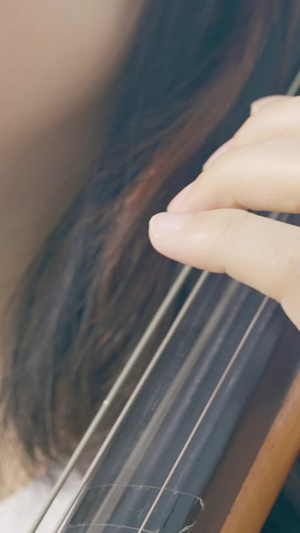 女孩拨动大提琴弦（含琴声）弦乐器15秒视频