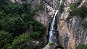 5A洛阳白云山九龙大峡谷景观区白龙瀑布航拍视频43秒视频