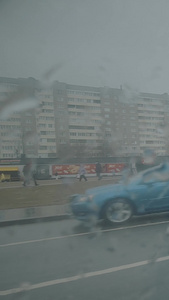 雨季梅雨天气出行汽车玻璃水痕路面湿滑视频