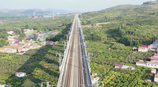 航拍经过乡村的铁路视频