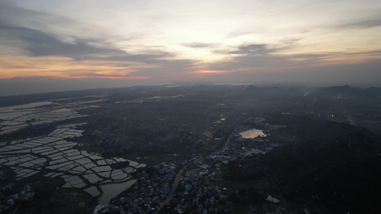 航拍夕阳下的乡村视频