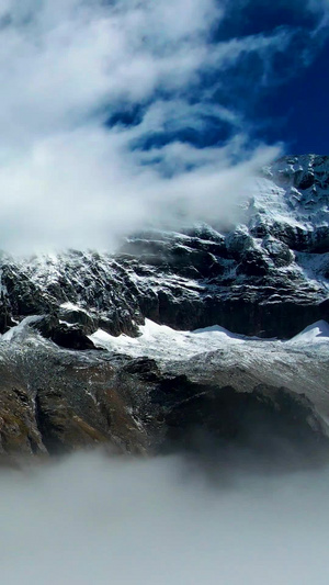 航拍云海之巅的雪山群山山峰自然风光69秒视频