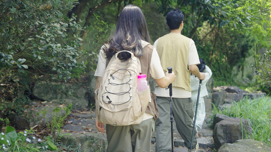 一家三口登山徒步视频