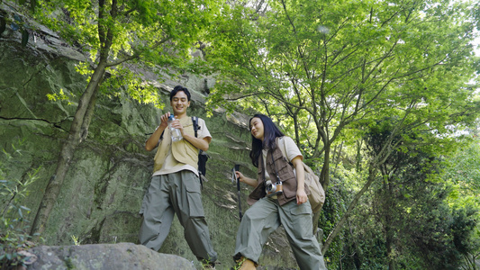 情侣户外登山视频