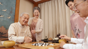 老人讲解棋盘形势22秒视频