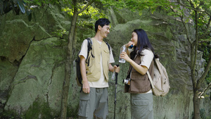 情侣户外登山休息喝水30秒视频