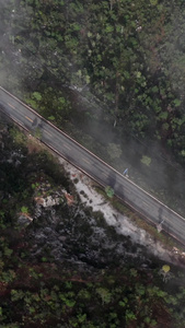 航拍旅拍开场空镜无人机穿云航拍公路移动过去视频