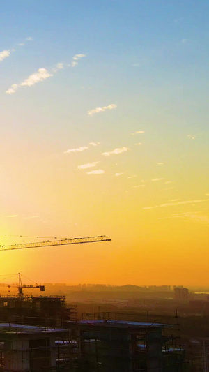 航拍夕阳日落下塔吊剪影起重机46秒视频
