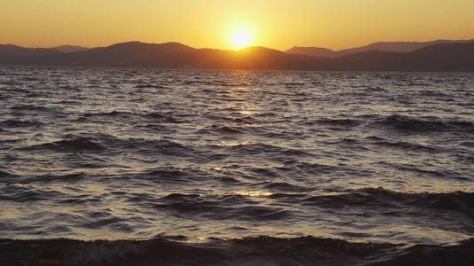 夕阳下唯美浪花视频