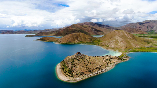 航拍西藏高原圣湖羊卓雍措湖与日托寺视频[托育]视频