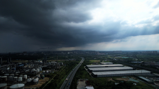 4K航拍乌云密布暴雨将至视频