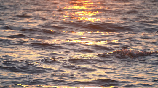 夕阳下唯美浪花视频