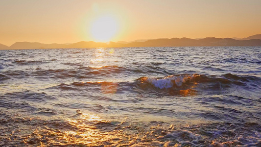 夕阳下唯美浪花视频