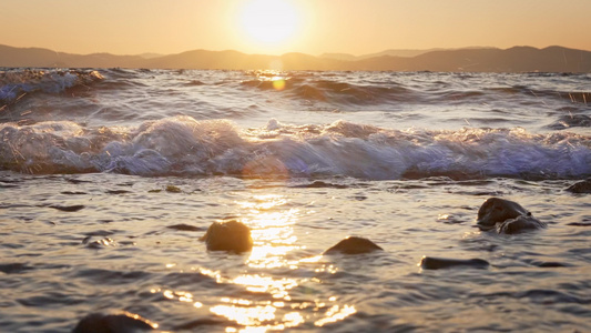 夕阳下唯美浪花视频