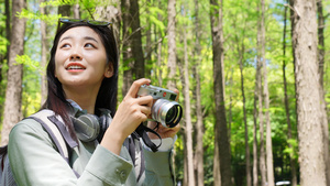 户外女孩在美丽的森林公园用相机拍摄风景25秒视频