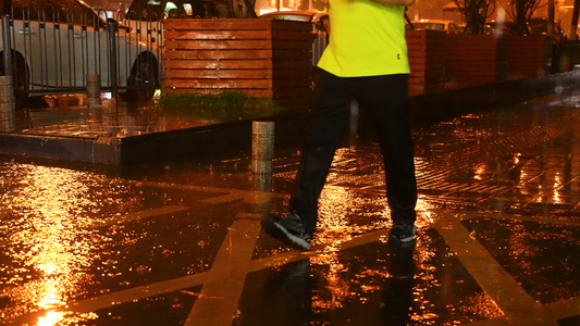 梅雨季慢镜头升格拍摄4k素材暴雨雨水夜晚行人行走脚步视频