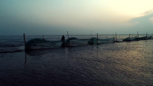 航拍渔民在海滩张网捕鱼4k视频视频