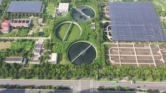 航拍郑州五龙口污水处理厂光伏电站太阳能板视频