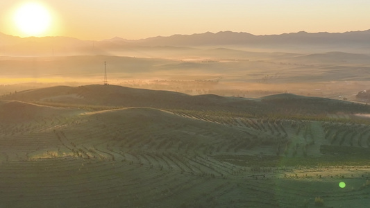 山地草原晨雾大景视频