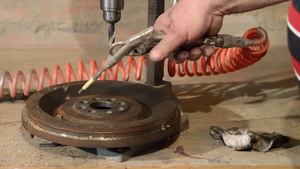 修理破车间和用气刷合板的机械工19秒视频