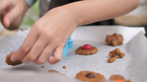 自己做的饼干在桌上做着17秒视频
