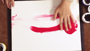 女性艺术家用她的手画艺术画,从上方看13秒视频