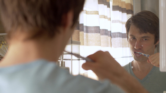 镜子里反射的刷牙人视频