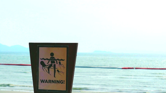 警告人们在水中游戏的时候注意果冻鱼视频