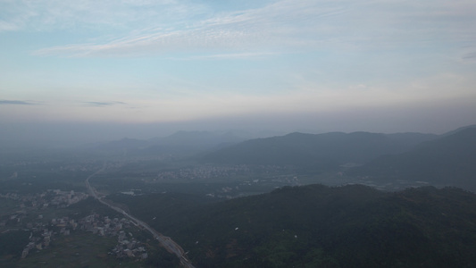 航拍清晨的山地视频