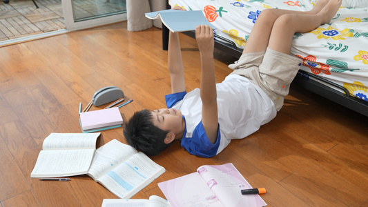 男孩躺在地板上看书视频