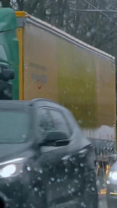 早晨阴雨天气高峰期拥堵的城市道路上下班视频
