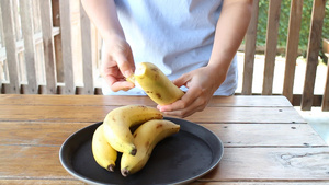 如何剥开新鲜黄香蕉13秒视频