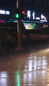 雨夜车流夜晚行车交通十字路口视频