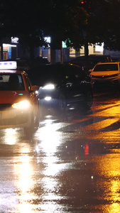 雨夜车流夜晚行车交通十字路口视频