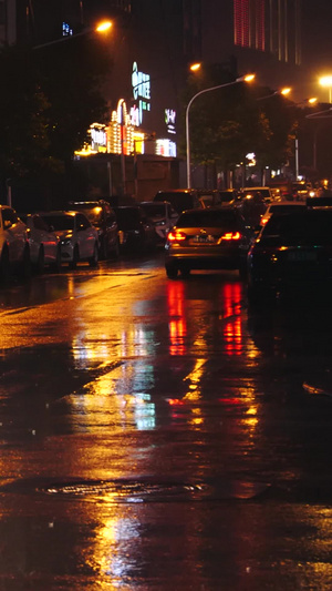 雨夜车流夜晚行车交通夜间交通17秒视频