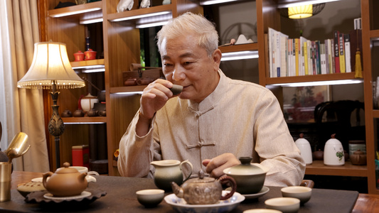 老人倒茶举杯闻茶香视频