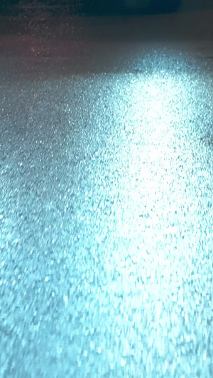 低角度拍摄夜晚行驶路上的汽车空镜头衔接17秒视频