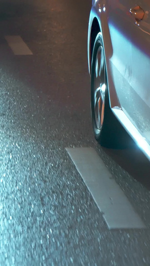 低角度拍摄夜晚行驶路上的汽车汽车宣传17秒视频