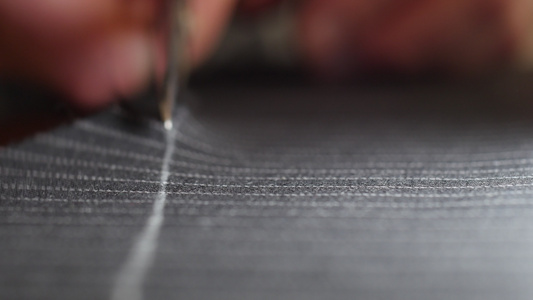 裁缝工作：从羊毛织物沿裁缝粉笔标记边缘切割到开口切割的弯曲过程。手工制作的服装、毛巾、桌布、衣服或室内物品视频