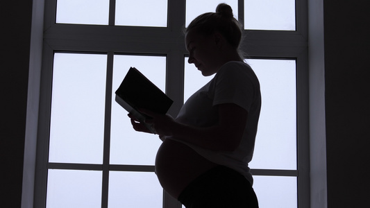 怀孕少女的轮廓视频