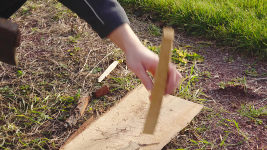 橡木木屑的聚聚物在街上用刀子点火视频