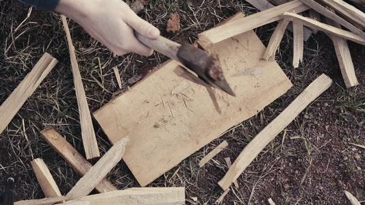 使用橡木木屑的聚集物在街上用刀子点火视频