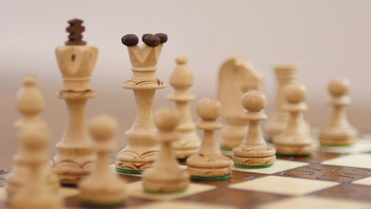 查看与棋盘的选择性焦点： 白块。棋图国王被典当棋包围。经营战略、领导力、成功成就、竞争组织理念视频