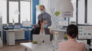 在营销项目中工作的有医疗面罩的百客面包队17秒视频